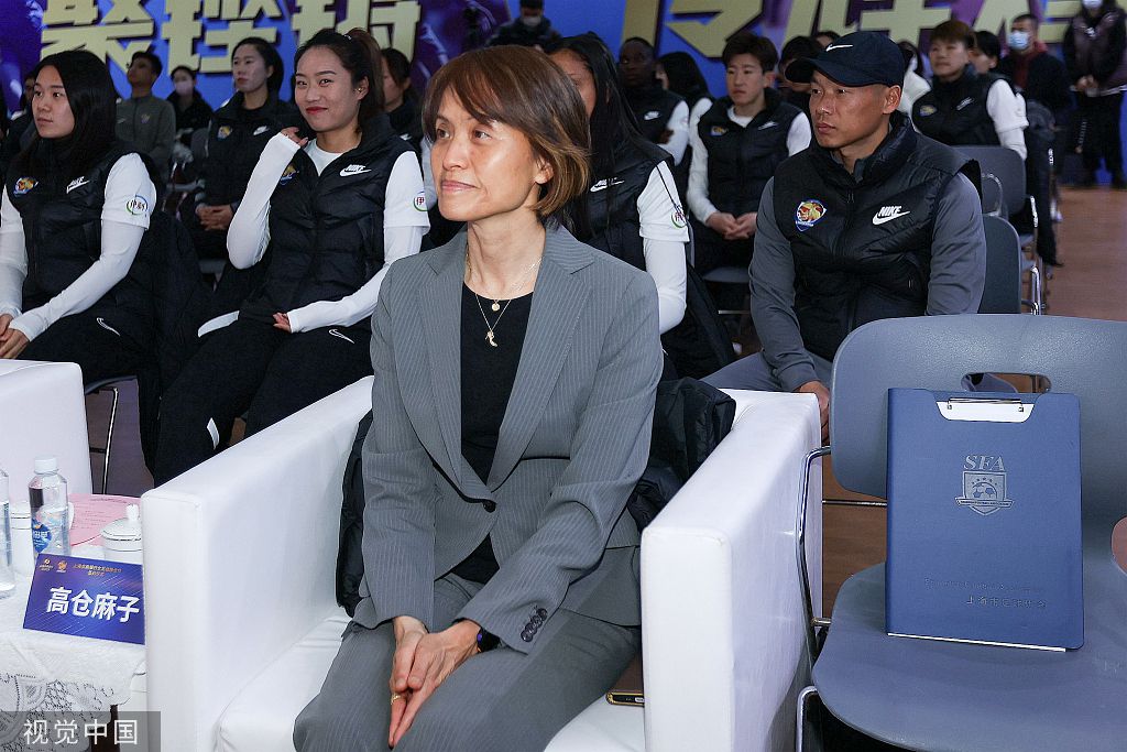 可爱弄怪的小生（郝绍文 饰）因受不了父亲娶了新老婆而叱骂本身，便离家出走。一路浪荡，接着小生熟悉了校工达叔（吴孟达 饰），纠缠达叔收容他。达叔一向喜好一个卖花的盲女（朱茵 饰），并伪装有钱人每天在她的花摊买花，但愿尽绵力薄材帮手她。达叔所任职的黉舍有一群顽劣的学生，没有教员可以或许把他们教好，校长只好赏格50万礼聘教员。达叔知道盲女的手术费正好是50万，面临顽劣的学生，达叔决议跟小生一路到乌龙寺学艺。学成回来的达叔公然把学生教的十分守端方。但为了让学生阿武（金城武 饰）在情敌眼前出口吻，帮阿武催眠打斗，达叔被黉舍赶走了。小生出主张到本身家里偷出50万，惋惜掉败了，为了使达叔能逃脱，小生被父亲捉住……